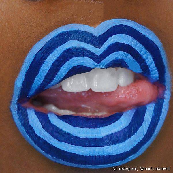 O batom azul ? perfeito para a lip art de carnaval bombar durante os blocos (Foto: Instagram @martymoment)